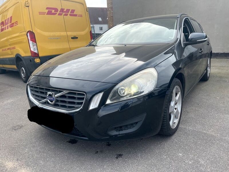 Schwarz Gebraucht 2011 Volvo V60 Momentum Kombi | 10.990 € (Fairer Preis) - Bild 1/4