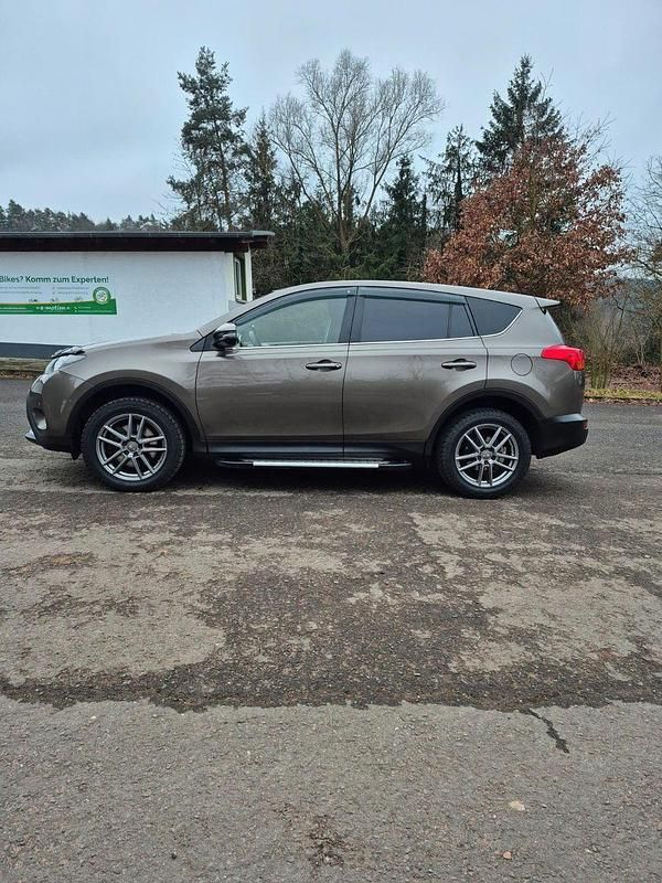 Braun Gebraucht 2016 Toyota RAV4 Edition-S SUV | 15.200 € (Fairer Preis) - Bild 1/4