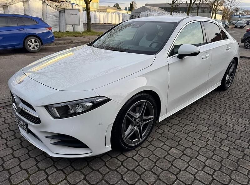 Weiß Gebraucht 2019 Mercedes A200 AMG line Limousine | 23.900 € (Fairer Preis) - Bild 1/4