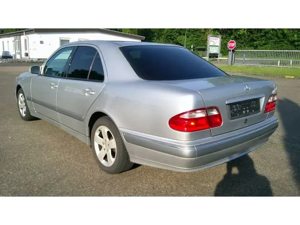 Gebraucht Mercedes E200 Elegance 163 PS (119 kW) 2001 Astral silber (metallic) Limousine