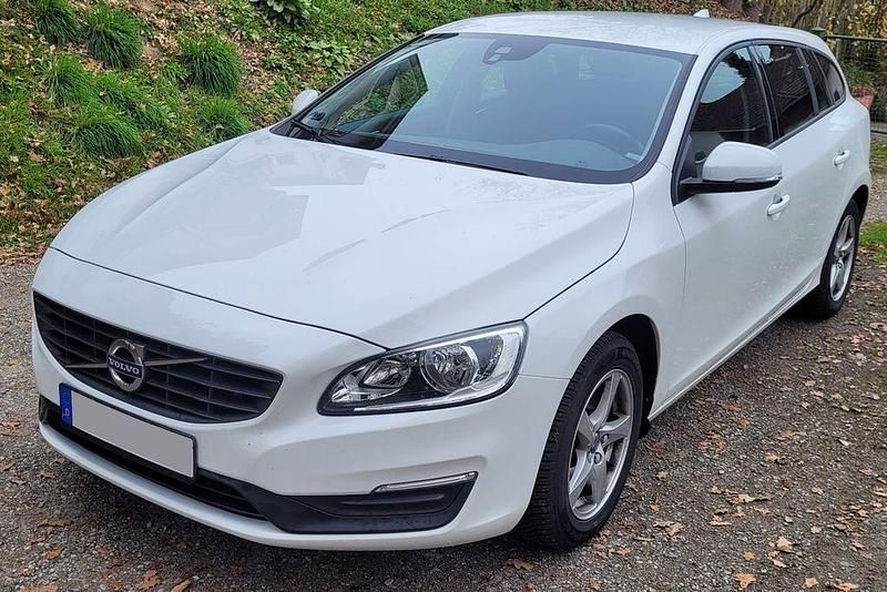 Weiß Gebraucht 2017 Volvo V60 Kinetic Kombi | 13.300 € (Fairer Preis) - Bild 1/4
