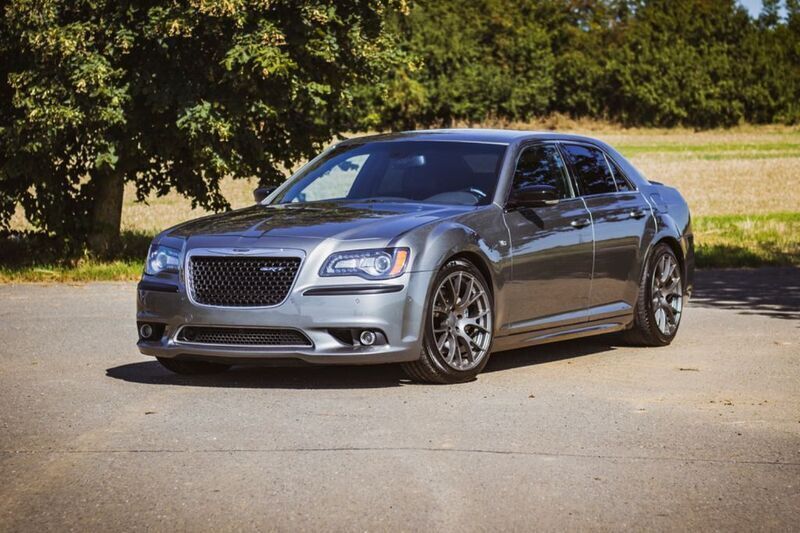 Grau Gebraucht 2012 Chrysler 300C Limousine | 24.999 € - Bild 1/4