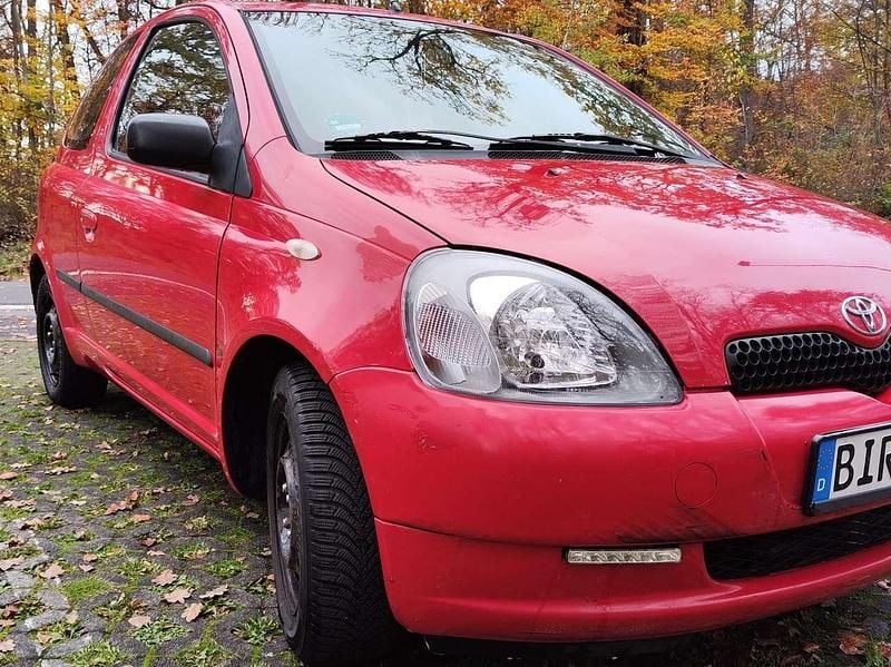 Rot Gebraucht 2000 Toyota Yaris Sol Limousine | 1.500 € (Fairer Preis) - Bild 1/4