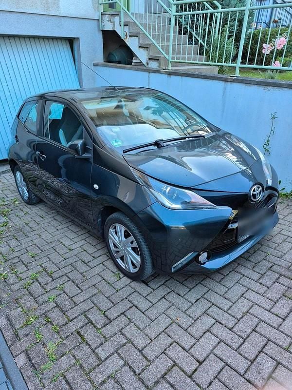 Grau Gebraucht 2016 Toyota Aygo X-play Kleinwagen | 7.490 € (Fairer Preis) - Bild 1/4