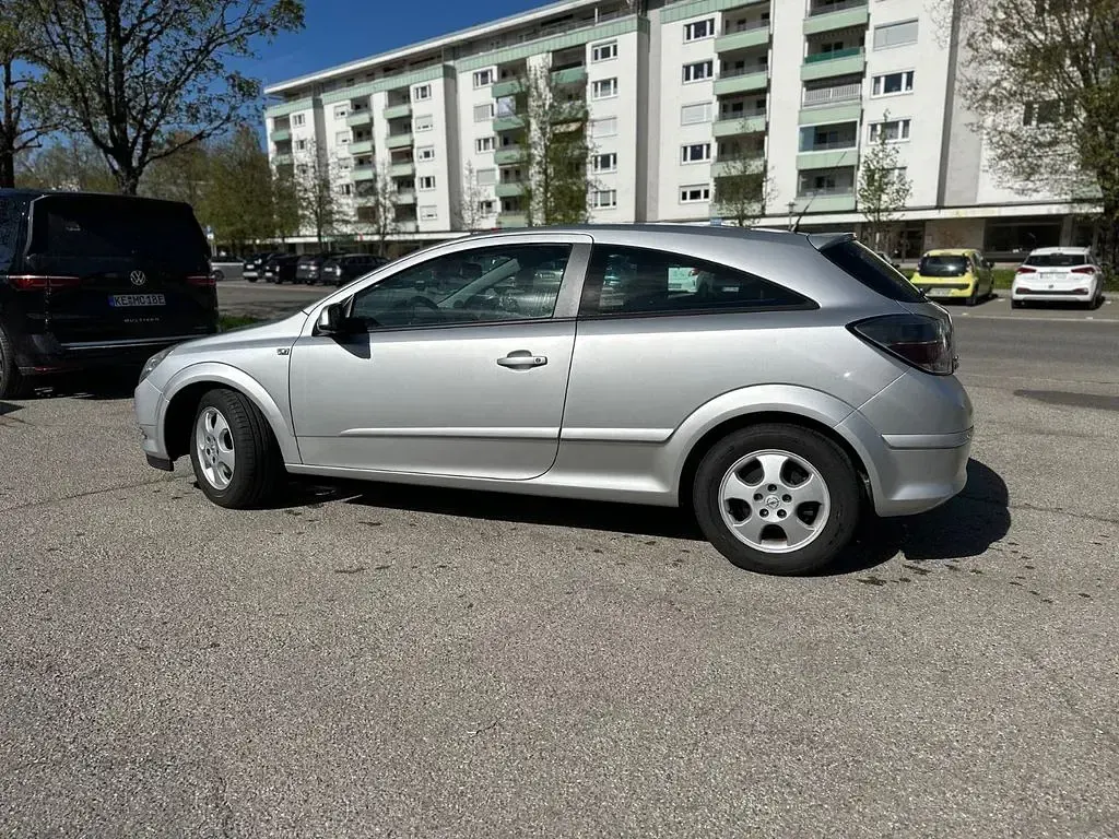 Gebraucht Opel Astra GTC 90 PS (66 kW) 2008 Silber Limousine