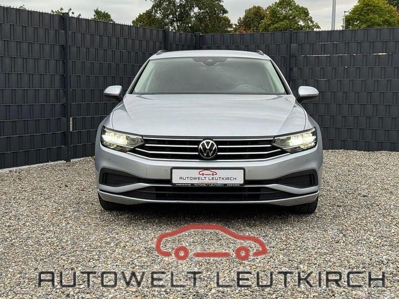 Silber Gebraucht 2022 VW Passat Basis Kombi | 17.480 € (Fairer Preis) - Bild 1/4