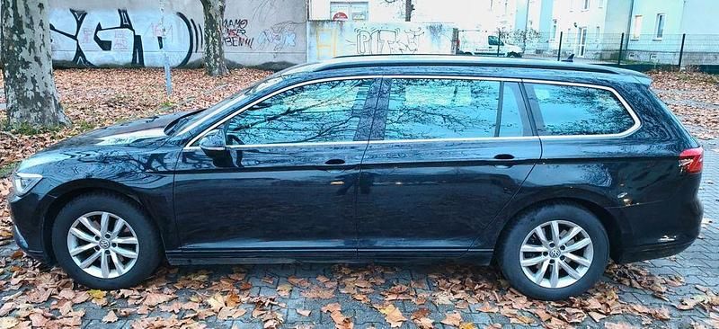 Gebraucht VW Passat Comfortline 120 PS (88 kW) 2017 Schwarz Kombi