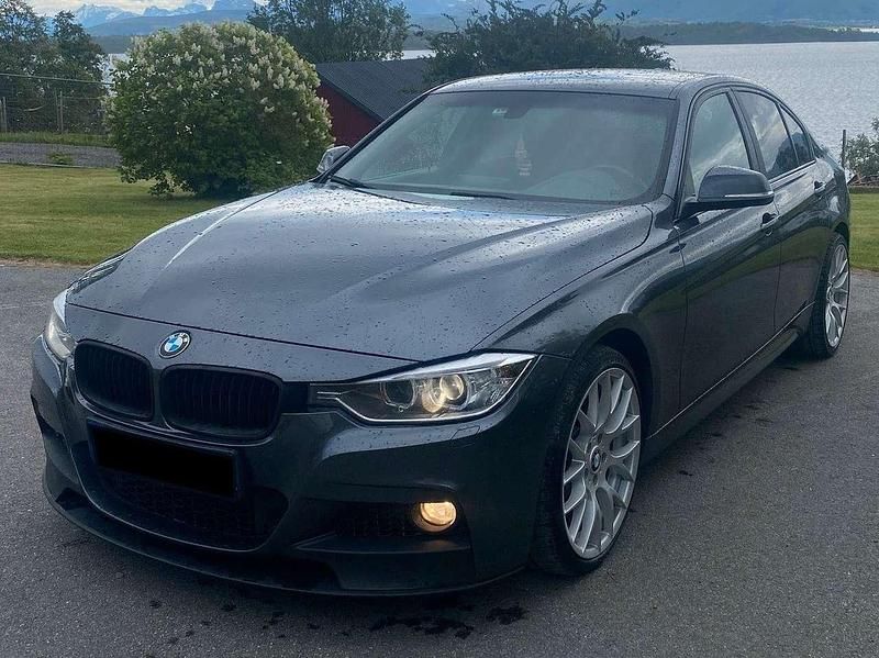 Grau Gebraucht 2013 BMW 318 M Sport Limousine | 11.990 € (Fairer Preis) - Bild 1/4