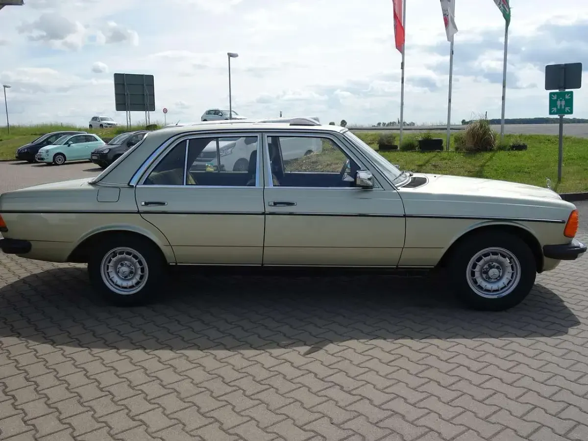 Gebraucht Mercedes E230 136 PS (100 kW) 1982 Grünmetallic Limousine