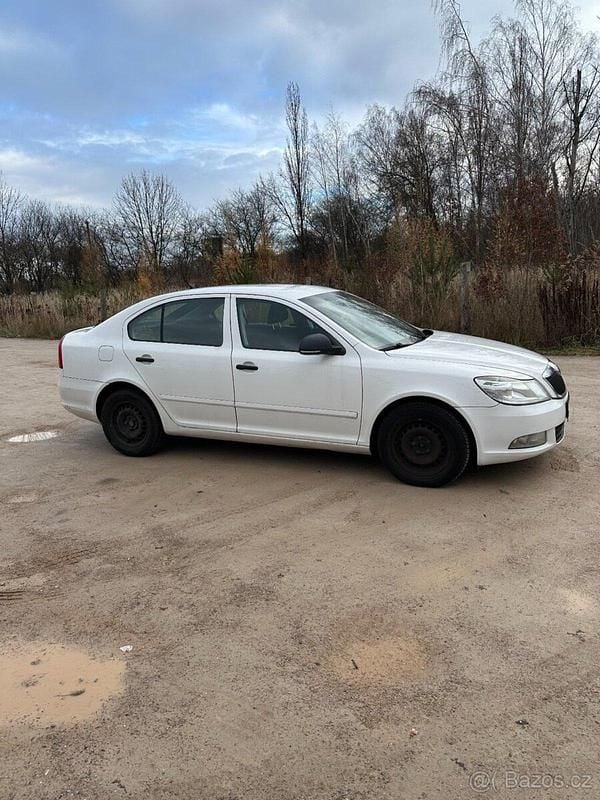 Weiß Gebraucht 2012 Skoda Octavia Limousine | 3.300 € - Bild 1/4