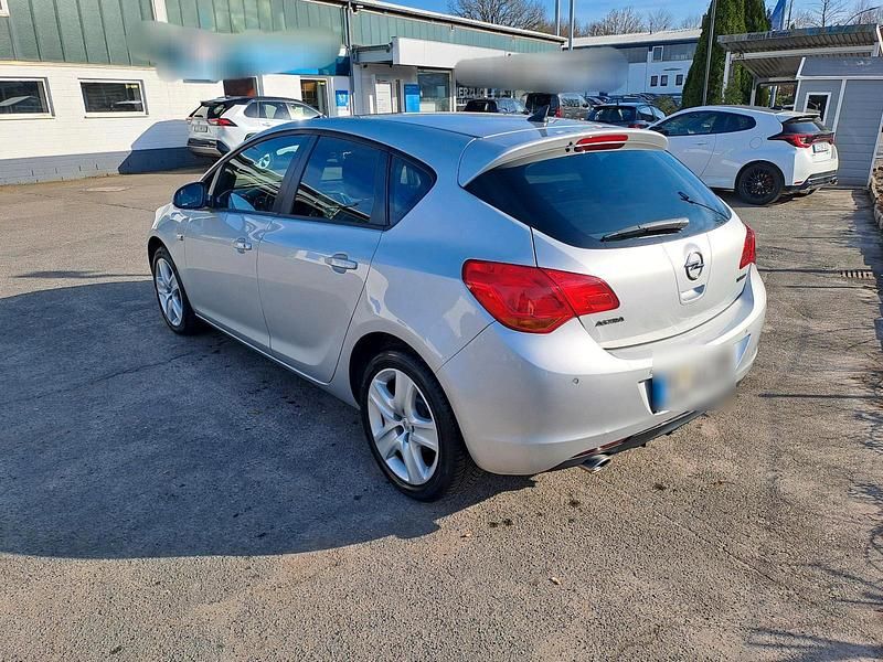 Gebraucht Opel Astra 140 PS (102 kW) 2011 Silber Kleinwagen