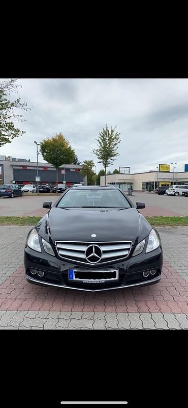 Schwarz Gebraucht 2010 Mercedes E200 Coupé | 7.800 € (Fairer Preis) - Bild 1/4