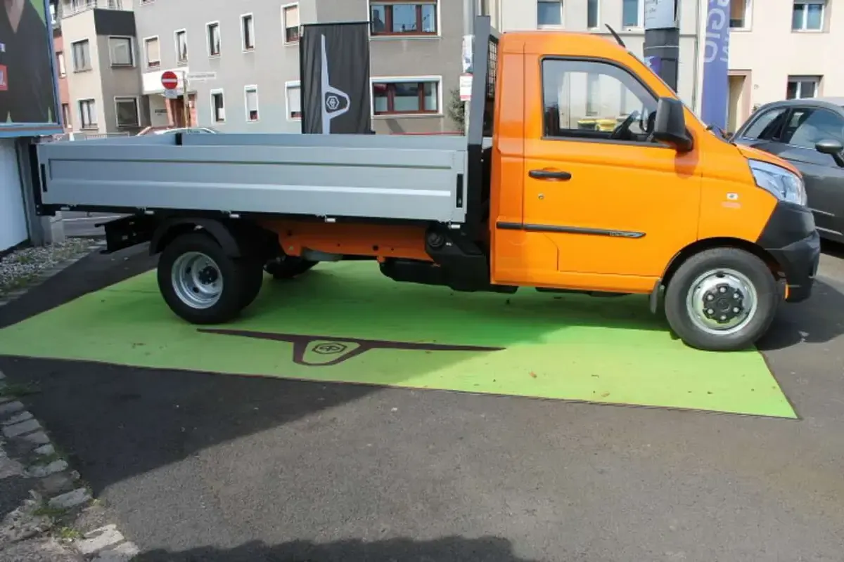 Nowe Piaggio Porter 106 KM (77 kW) 2025 Pomarańczowy SUV