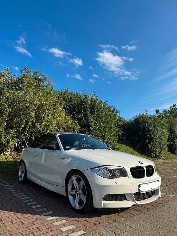 Weiß Gebraucht 2011 BMW 120 Cabriolet M Sport Cabrio | 11.333 € (Fairer Preis) - Bild 1/4