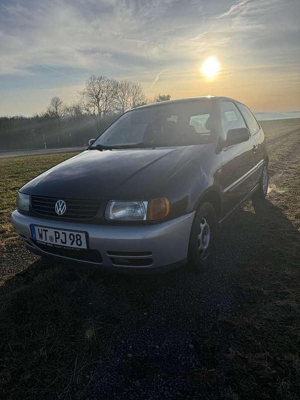 Blau Gebraucht 1998 VW Polo Limousine | 1.000 € (Fairer Preis) - Bild 1/4