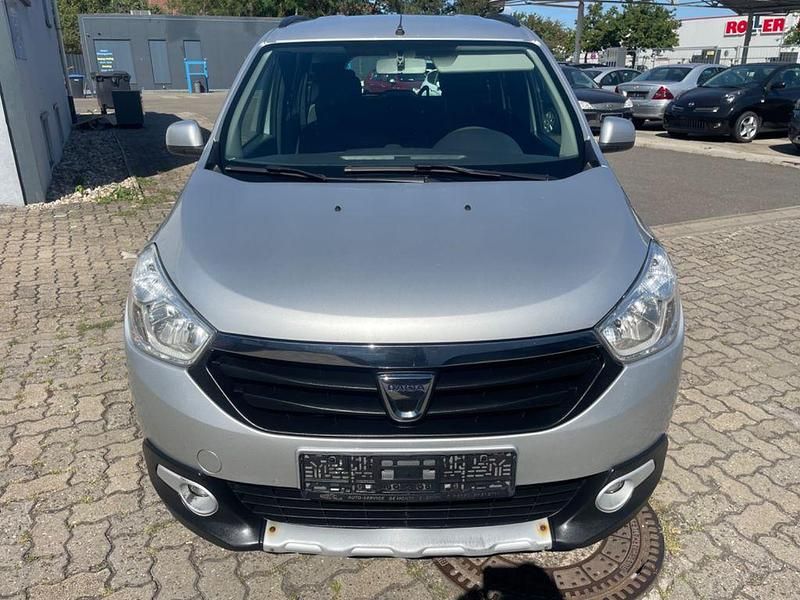 Grau Gebraucht 2016 Dacia Lodgy Lauréate Van / Kleinbus | 6.799 € (Fairer Preis) - Bild 1/4