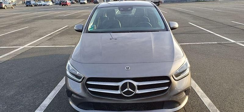 Grau Gebraucht 2020 Mercedes B180 Business Van / Kleinbus | 19.500 € (Fairer Preis) - Bild 1/4