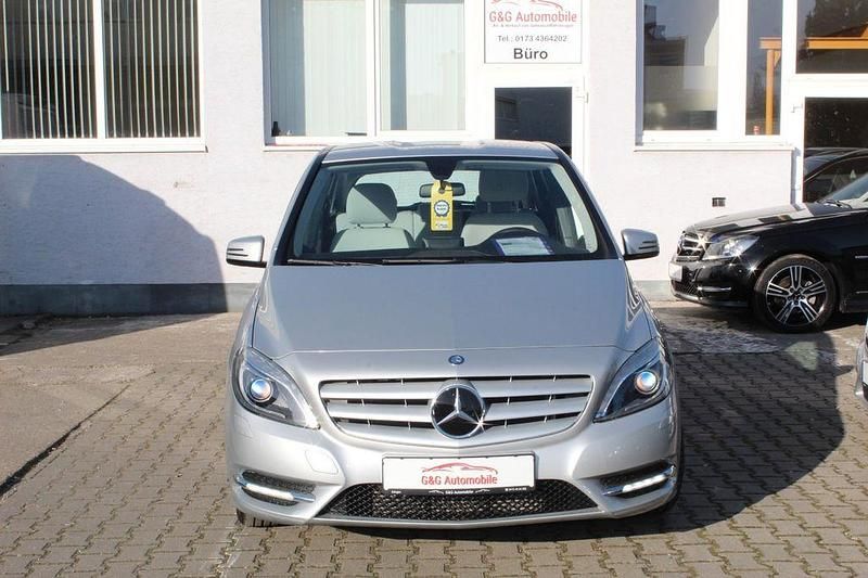 Gebraucht Mercedes B180 122 PS (89 kW) 2012 Silber Van / Kleinbus