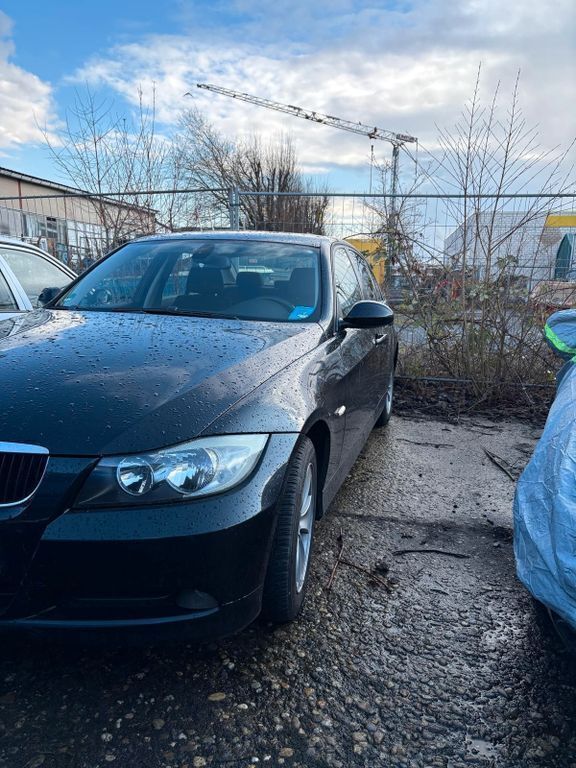 Schwarz Gebraucht 2006 BMW 318 Limousine | 1.690 € (Fairer Preis) - Bild 1/4