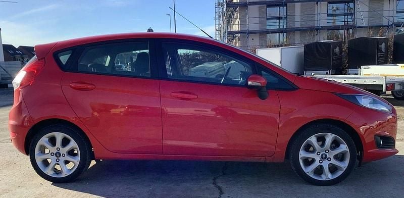 Gebraucht Ford Fiesta Celebration 101 PS (74 kW) 2016 Rot Kleinwagen