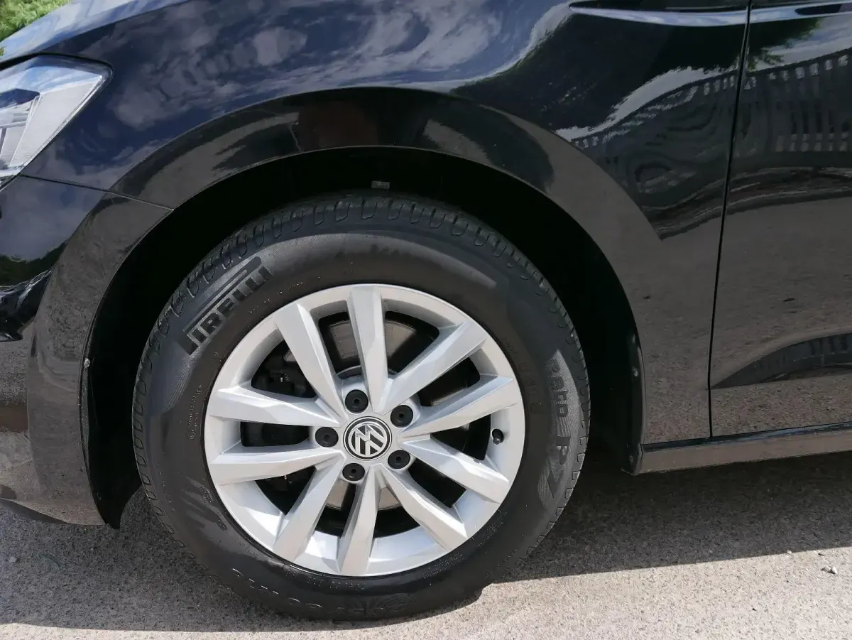 Gebraucht VW Touran Comfortline 150 PS (110 kW) 2019 Deepblack perleffekt Van / Kleinbus