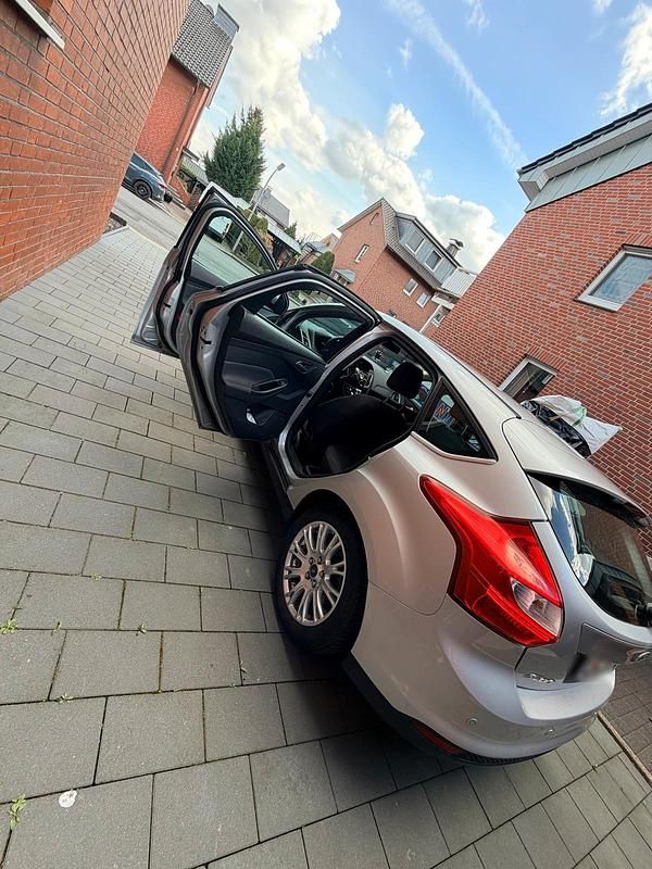 Gebraucht Ford Focus Titanium 125 PS (91 kW) 2011 Silber Limousine