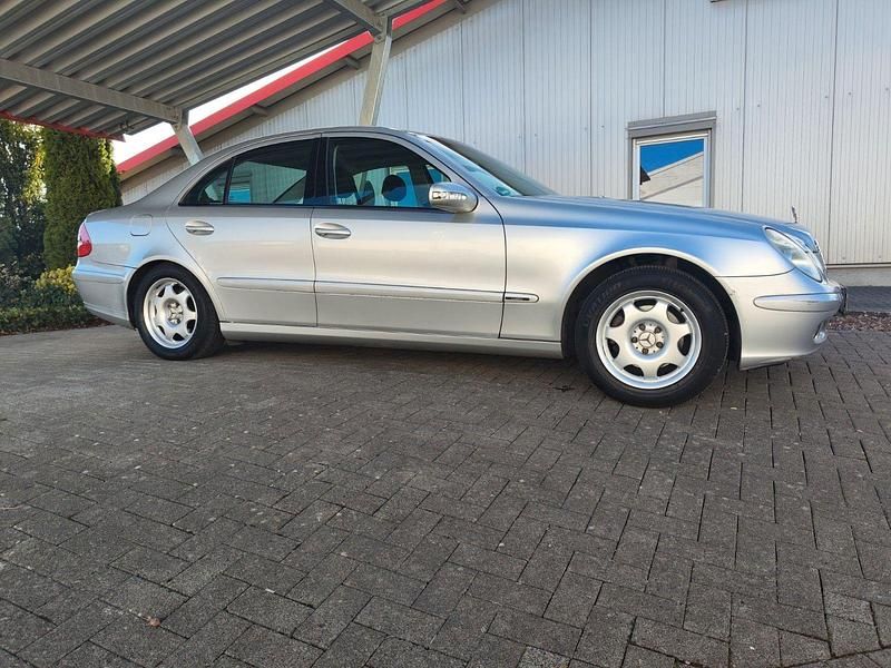 Gebraucht Mercedes E220 Classic 150 PS (110 kW) 2004 Silber Limousine