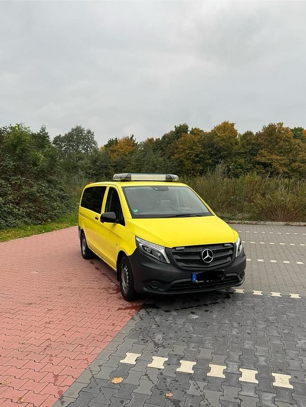 Gelb Gebraucht 2016 Mercedes Vito Van | 11.000 € (Superpreis) - Bild 1/4