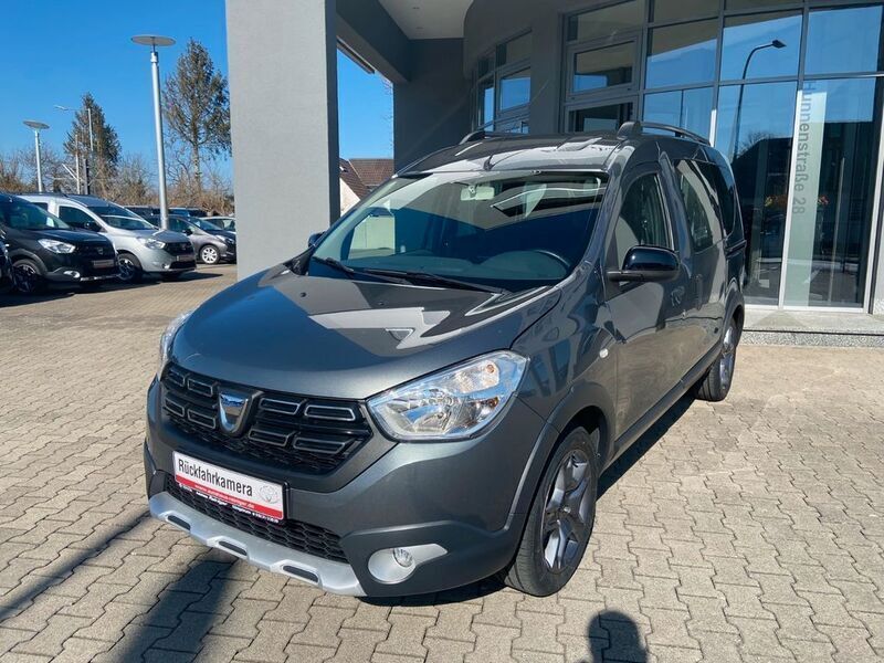 Grau Gebraucht 2019 Dacia Dokker Stepway Van | 16.899 € (Teuer) - Bild 1/4