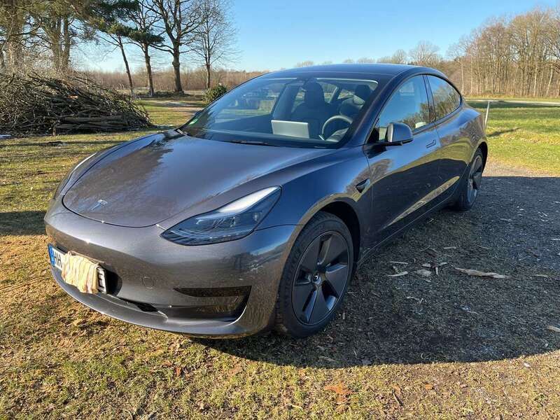 Grau Gebraucht 2023 Tesla Model 3 Limousine | 32.000 € (Superpreis) - Bild 1/4