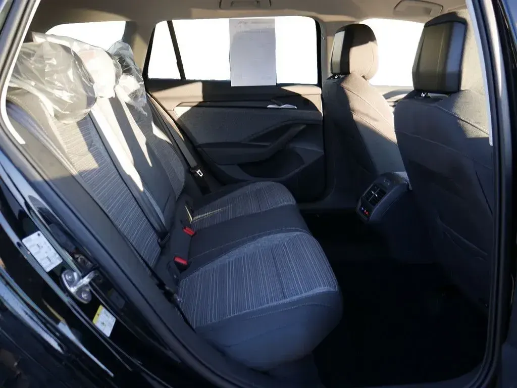 Neu Skoda Superb Selection 150 PS (110 kW) 2025 Schwarz (schwarz / ebonyschwarz) Kombi