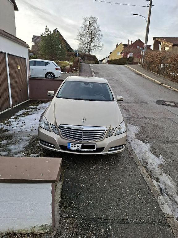 Gebraucht Mercedes E220 170 PS (125 kW) 2013 Gold Limousine
