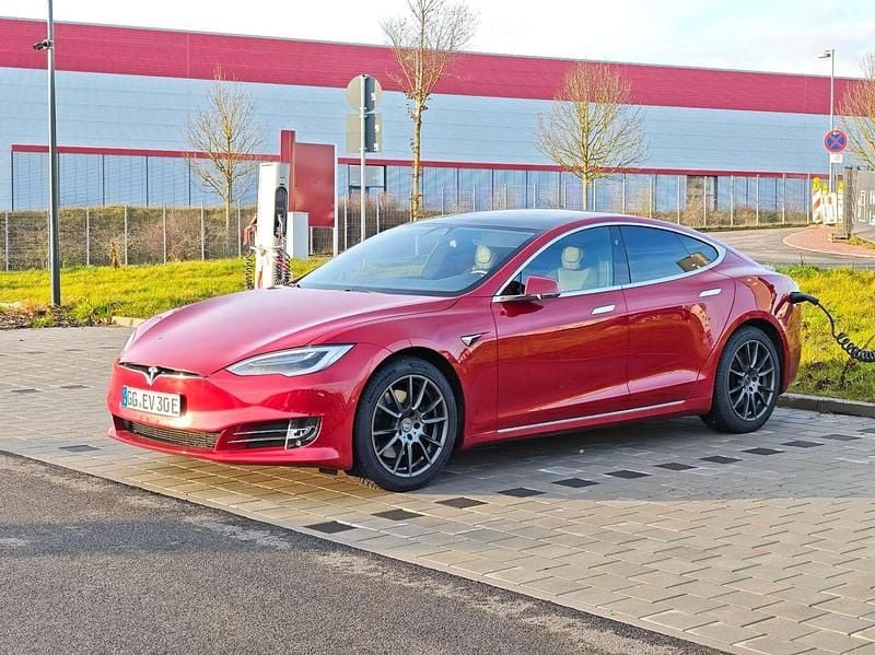Rot Gebraucht 2018 Tesla Model S Kleinwagen | 22.500 € (Superpreis) - Bild 1/4