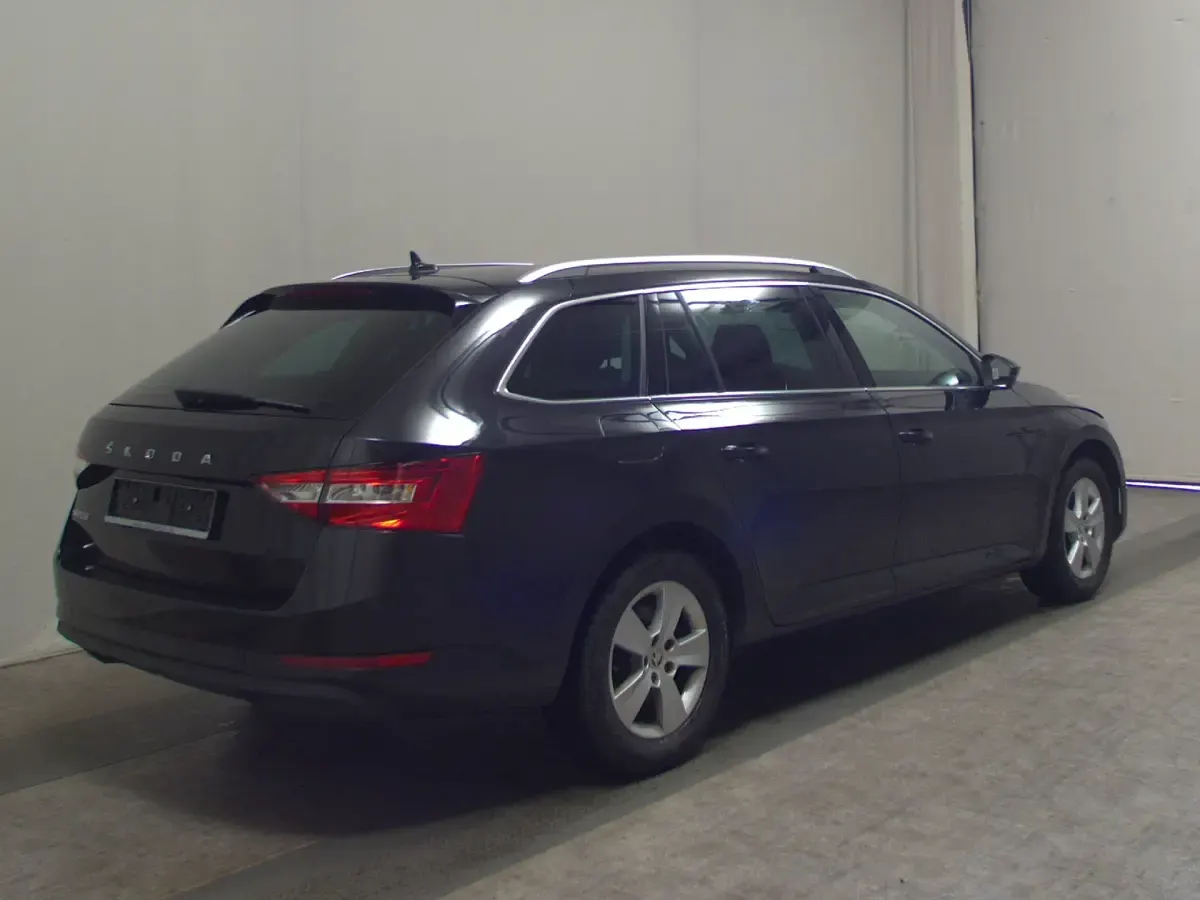 Gebraucht Skoda Superb Ambition 150 PS (110 kW) 2023 Schwarz Kombi
