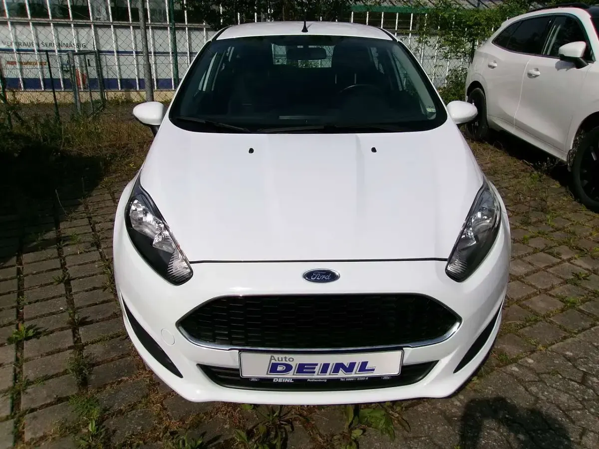 Gebraucht Ford Fiesta Trend 101 PS (74 kW) 2017 Frostweiß Kleinwagen