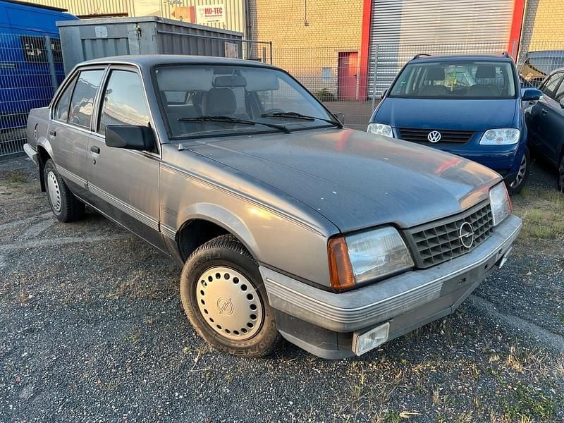 Grau Gebraucht 1986 Opel Ascona S Limousine | 999 € - Bild 1/4