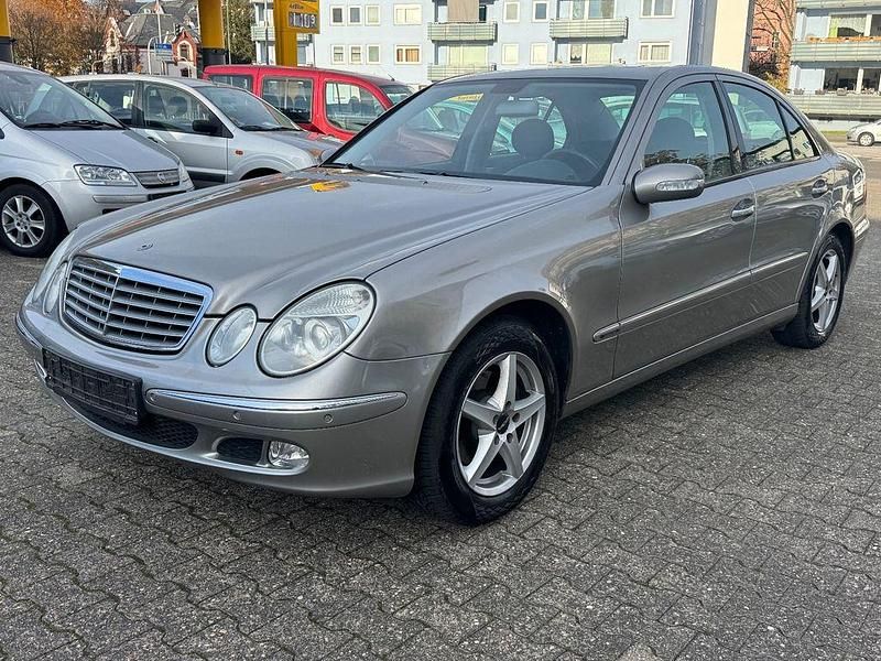 Silber Gebraucht 2005 Mercedes E240 Limousine | 5.790 € (Fairer Preis) - Bild 1/4
