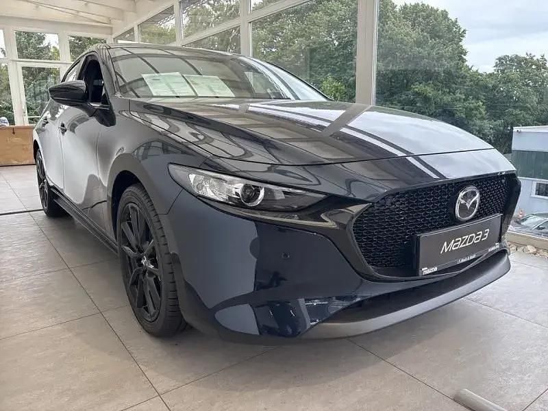 Deep crystal blue Neu 2025 Mazda 3 Homura-Line Limousine | 30.950 € - Bild 1/4