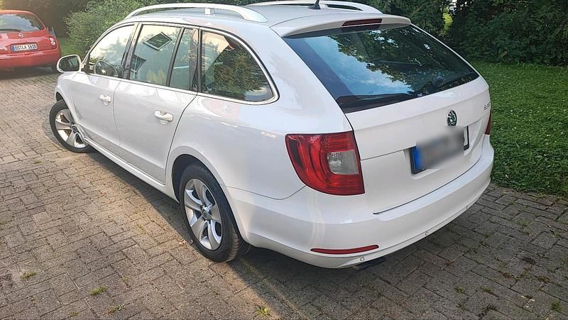 Weiß Gebraucht 2010 Skoda Superb Kombi | 7.800 € (Fairer Preis) - Bild 1/4