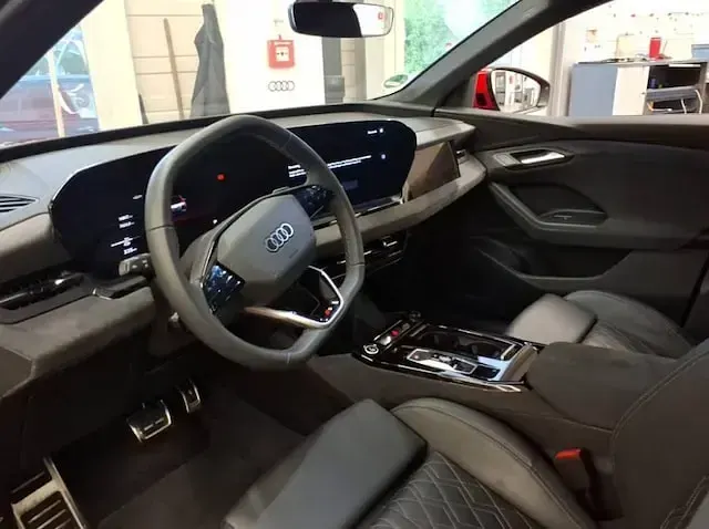 Gebraucht Audi Q6 Sportback e-tron Comfort 119 kW (163 PS) 2025 Soneirarot metallic SUV
