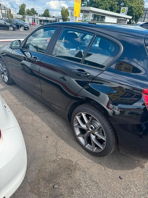 Schwarz Gebraucht 2015 BMW 118 Kleinwagen | 8.800 € - Bild 1/4
