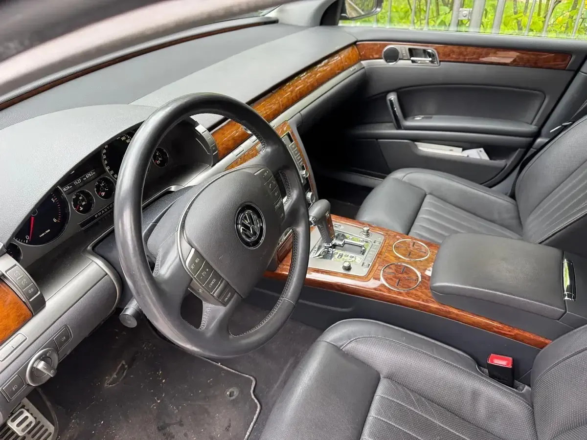 Gebraucht VW Phaeton 239 PS (175 kW) 2011 Grau Limousine