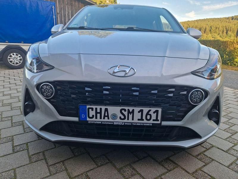 Silber Gebraucht 2021 Hyundai i10 Edition 30+ Kleinwagen | 10.850 € (Fairer Preis) - Bild 1/4