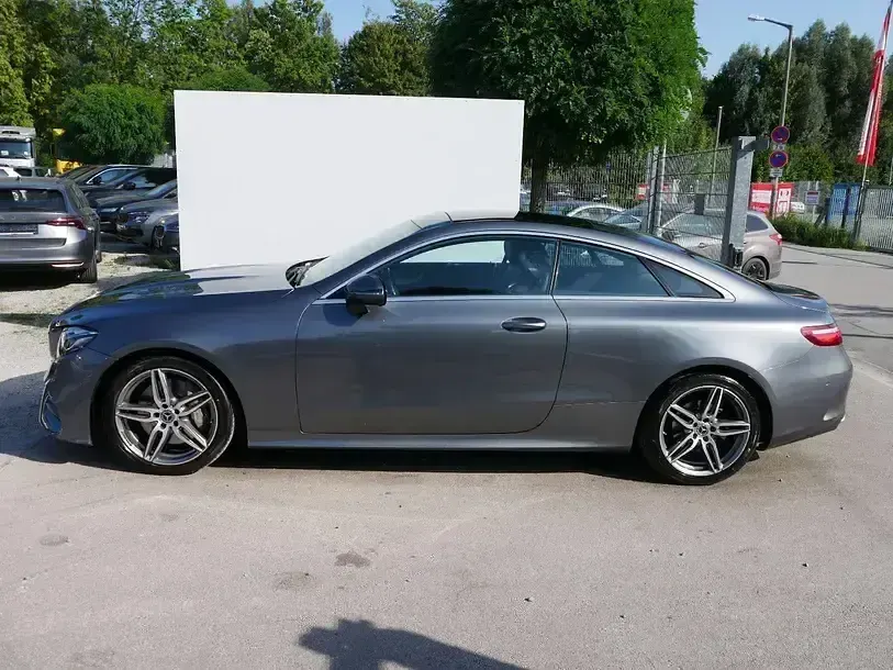 Gebraucht Mercedes E300 AMG line 258 PS (189 kW) 2020 Selenitgrau metallic (metallic) Coupé