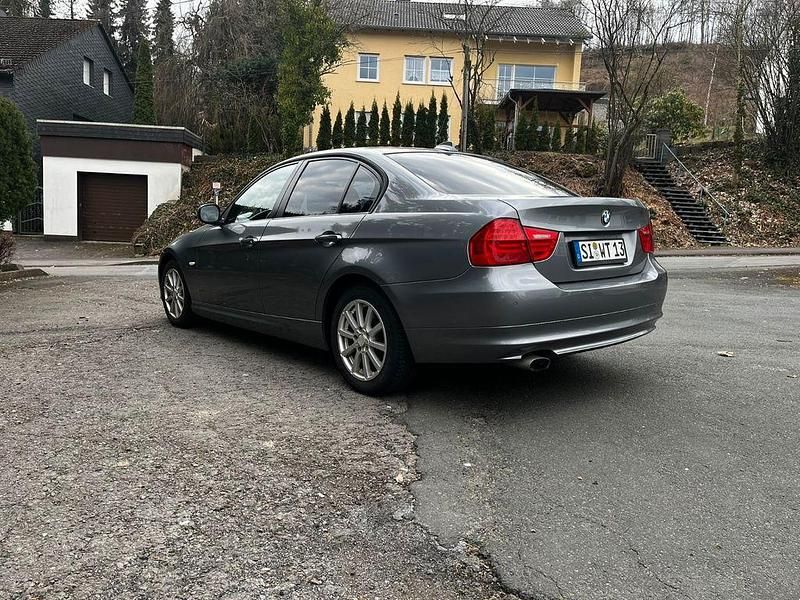 Gebraucht BMW 320 Sport Line 184 PS (135 kW) 2012 Grau Limousine