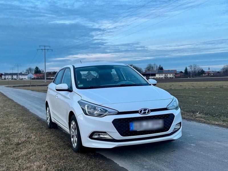 Weiß Gebraucht 2017 Hyundai i20 Kleinwagen | 8.399 € (Guter Preis) - Bild 1/4