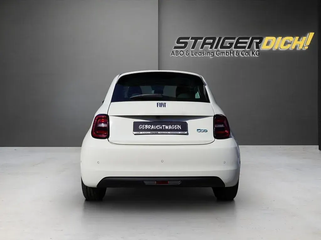 Gebraucht Fiat 500e Icon 86 kW (118 PS) 2023 Arktis weiß Kleinwagen