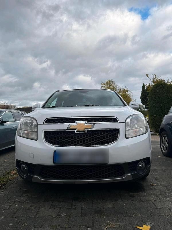 Weiß Gebraucht 2012 Chevrolet Orlando Van / Kleinbus | 4.350 € (Fairer Preis) - Bild 1/4