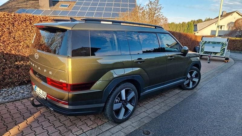 Grün Gebraucht 2024 Hyundai Santa Fe Signature SUV | 45.600 € (Guter Preis) - Bild 1/4