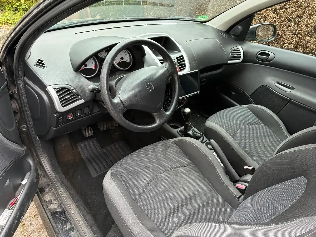 Gebraucht Peugeot 206+ 73 PS (53 kW) 2011 Schwarz Kleinwagen